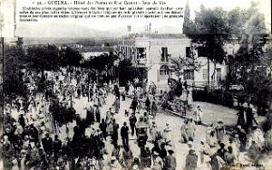235-Guelma - Postes et rue Carnot - Jour de fete
